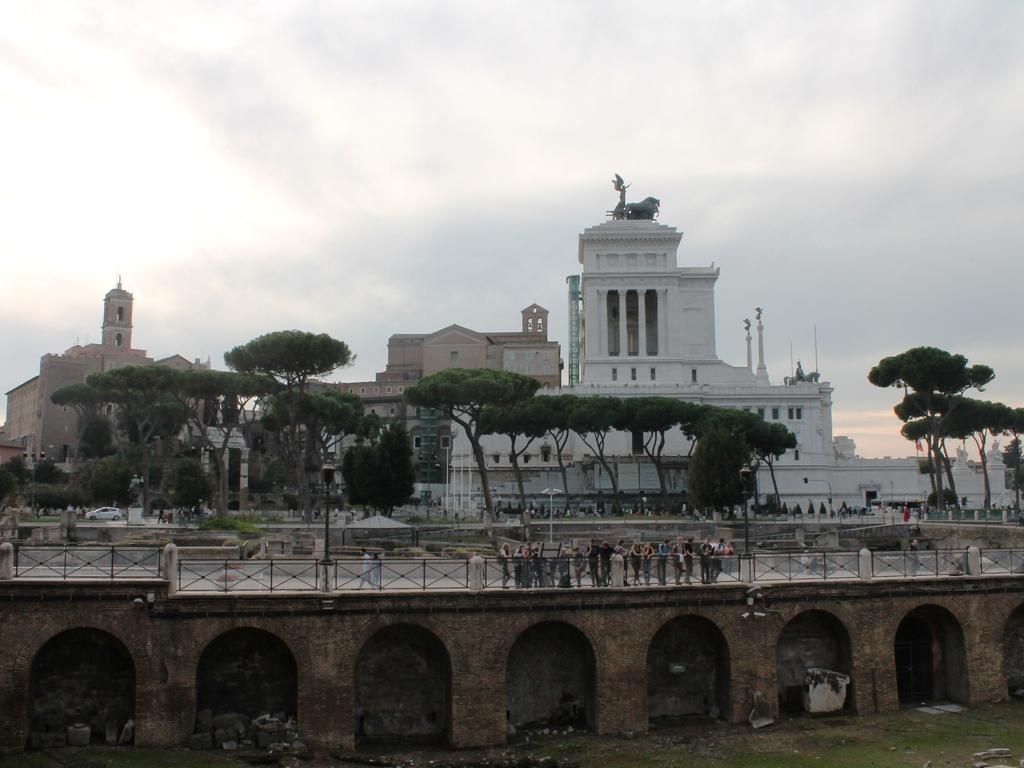Hella Ibernesi 23 Fori Imperiali Inn, New Gestion! Рим Стая снимка