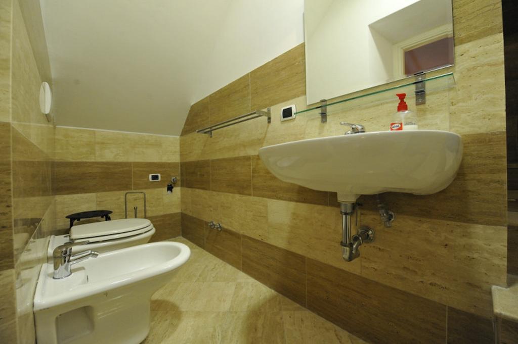 Hella Ibernesi 23 Fori Imperiali Inn, New Gestion! Рим Стая снимка